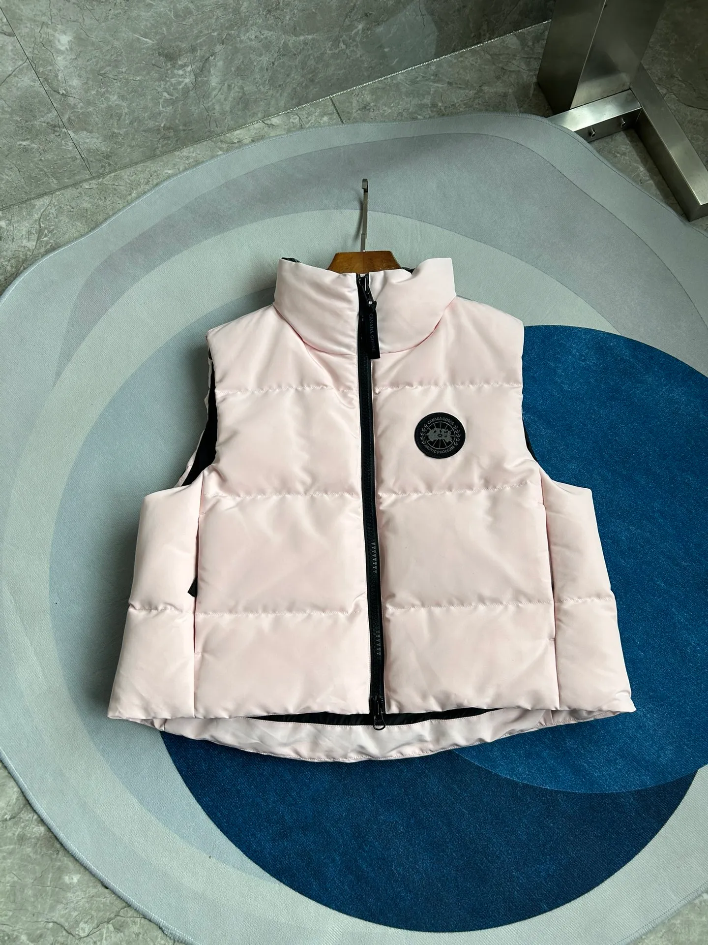 P600 2267WB Grandview black label women's short vest. Constructed from Arctic Tech recycled fabric®, it features a cinchable hem for sleek styling and storage. Color: Spearmint Pink. Size: XS S M L XL.
